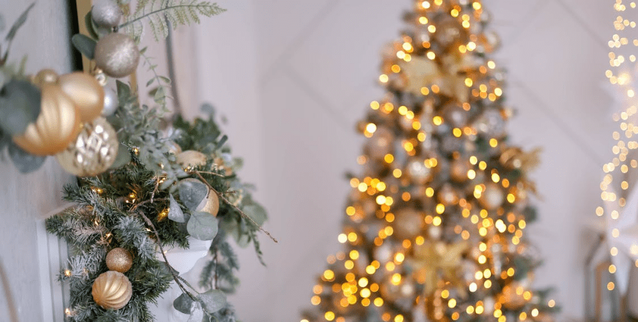 Новогодняя елка, украшение, рождество, новогодняя красавица, елка на потолке, праздничное настроение, Новый год, зимние праздники