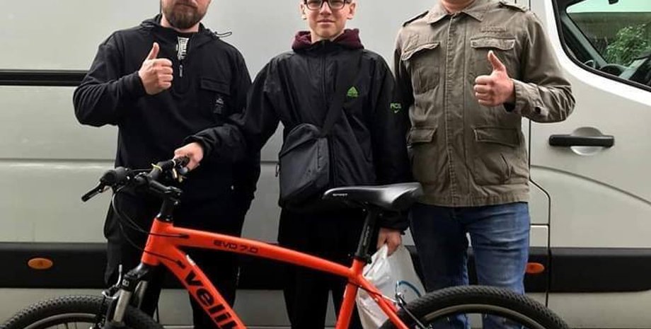 Київ, велосипед, тролейбус, громадський транспорт, підліток