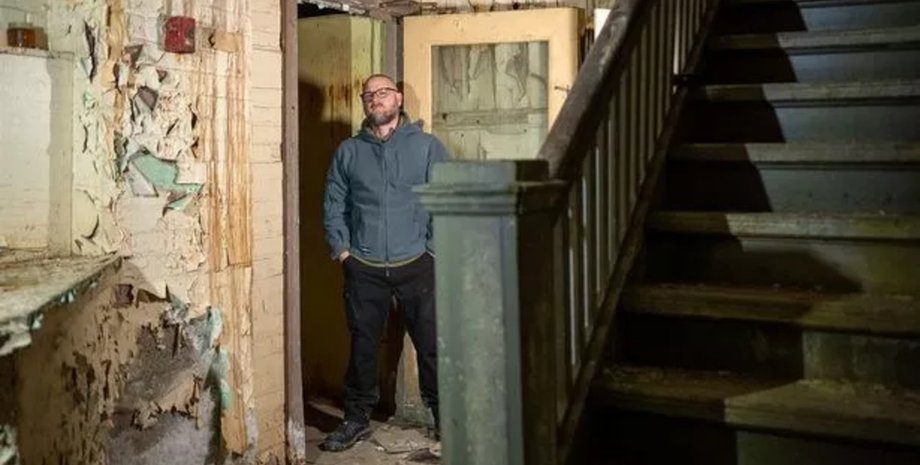 Заброшенный особняк, особняк, дом, тайная комната, скрытая комната, подвал, жилье, кровь в ванной, таинственная яма