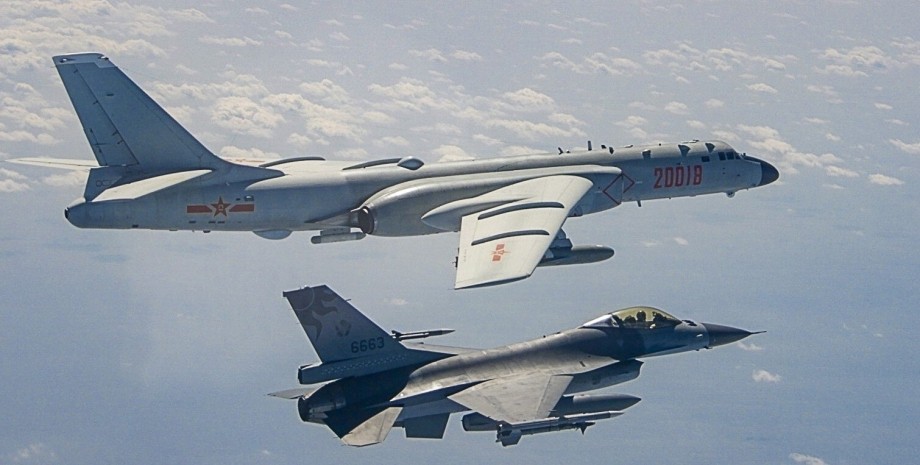 Тайваньский истребитель F-16, китайский бомбардировщик H-6, фото