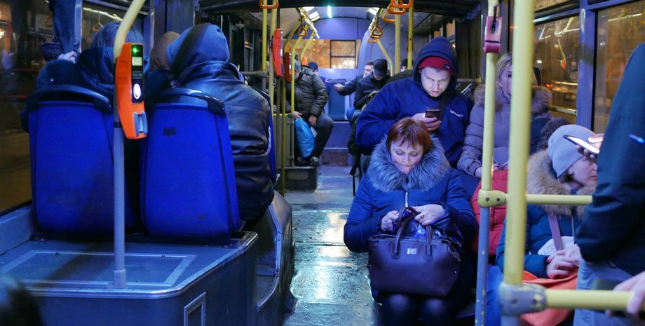 Люди в тролейбусі, фото