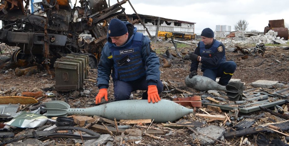 Разминирование, ГСЧС, спасатели, снаряд,  разминирование украины, работа саперов в украине, неразорвавшиеся снаряды, взрывотехники