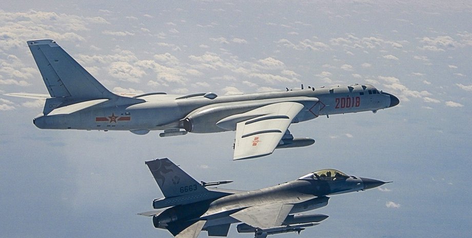 Тайваньский истребитель F-16, китайский бомбардировщик H-6, фото