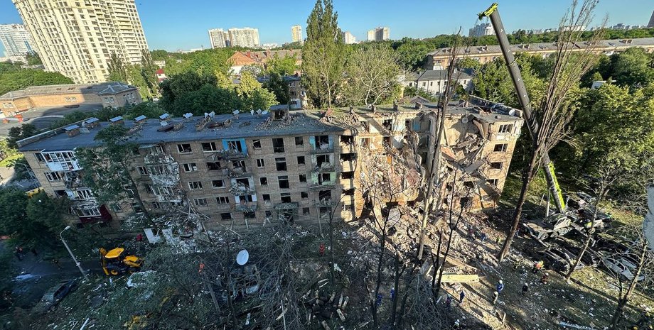 В ГСЧС показали последствия ночной атаки по Киеву 23 июня