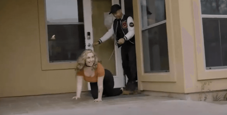 Женщина притворяется собакой, образ жизни, притворяется щенком, ходит на четвереньках, лает на "хозяина", спит в клетке, отношения