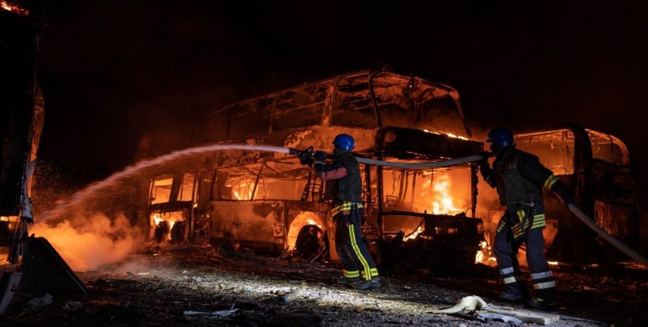 пожар, пожарные Киев, пожар Киев, ракетная атака 16 мая, ракетная атака Киев