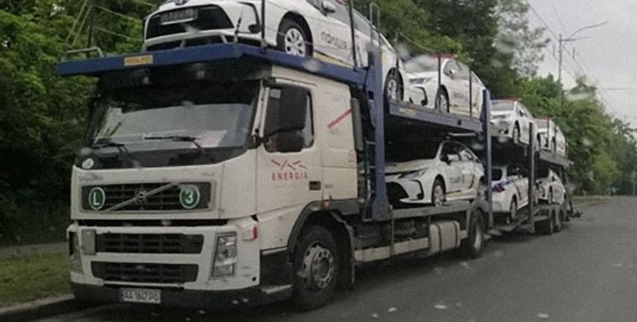 Автовоз с полицейскими Toyota Corolla, который был замечен в Киеве
