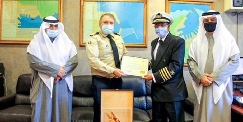 Украинский капитан, спасение рыбаков, Кувейт наградил украинца, спасение утопающих