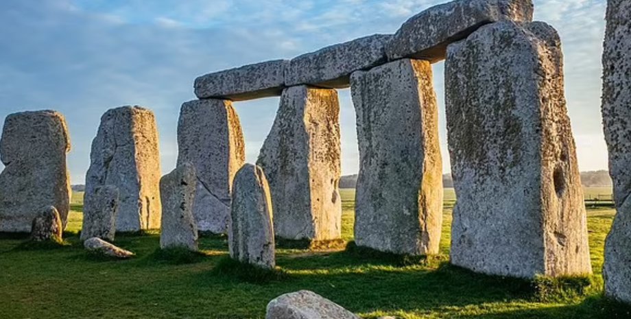 Вокруг Стоунхенджа обнаружили сеть ям