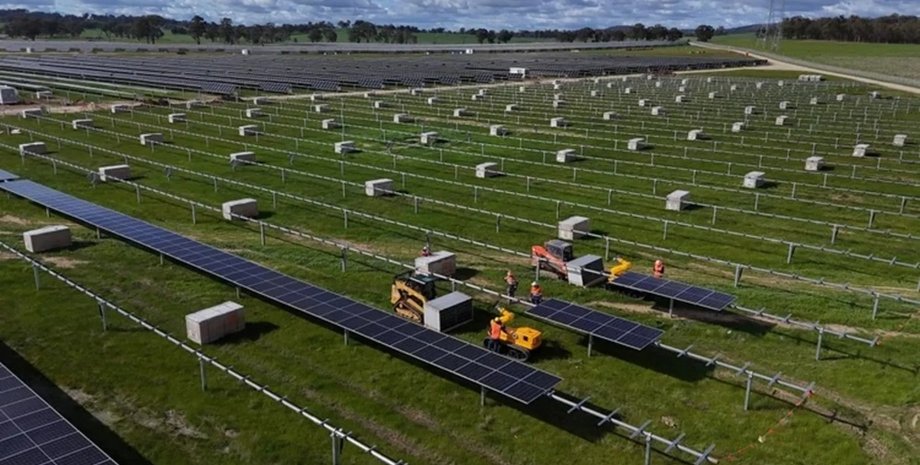 роботы устанавливают солнечные панели