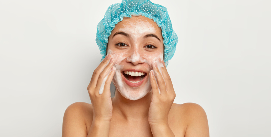 девушка умывает лицо девушка, мыло, шапочка для душа