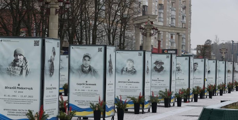 12 августа в Ирпене женщина била портреты погибших защитников Украины и показывала им неприличный жест