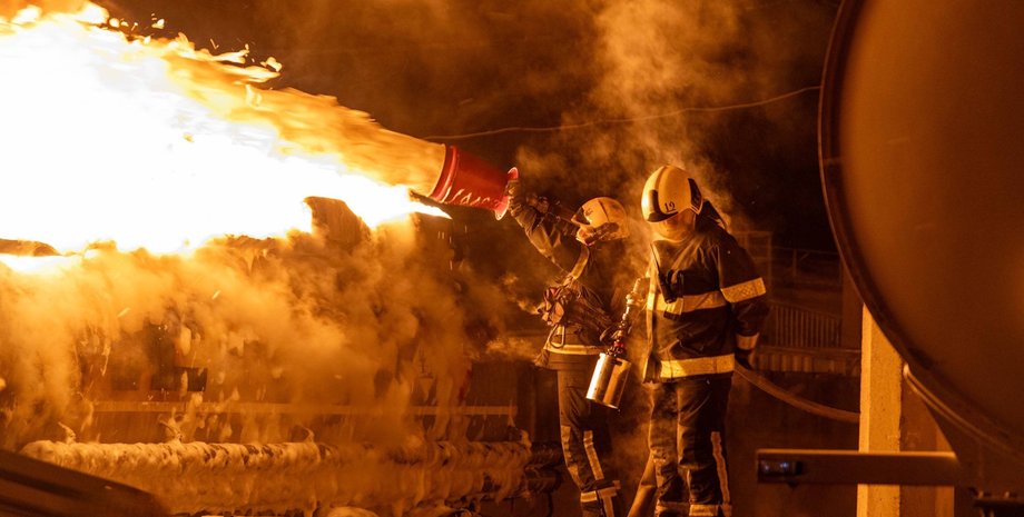 ДСНС у Києві рятувальники гасять вогонь