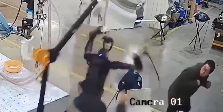 Робот Unitree H1 атакував робітника