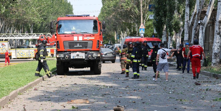 Обломки и ГСЧС на месте удара по Запорожью 7 июля