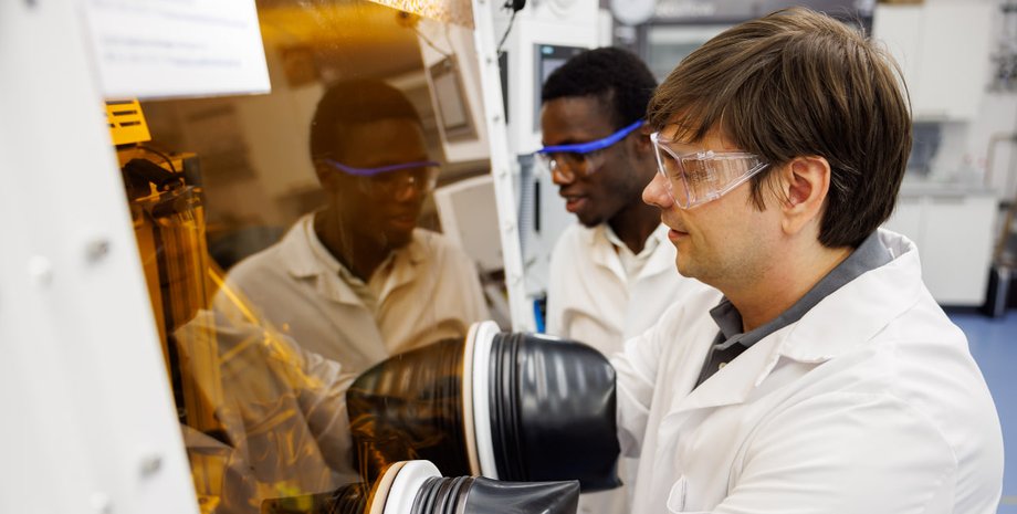 Доктор Артем Мусиенко разрабатывает полупроводники для солнечных панелей