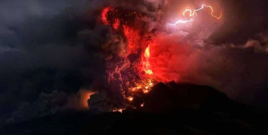 вулкан Руанг в Индонезии, начало извержения, столбы дыма и пепла, лава, цунами