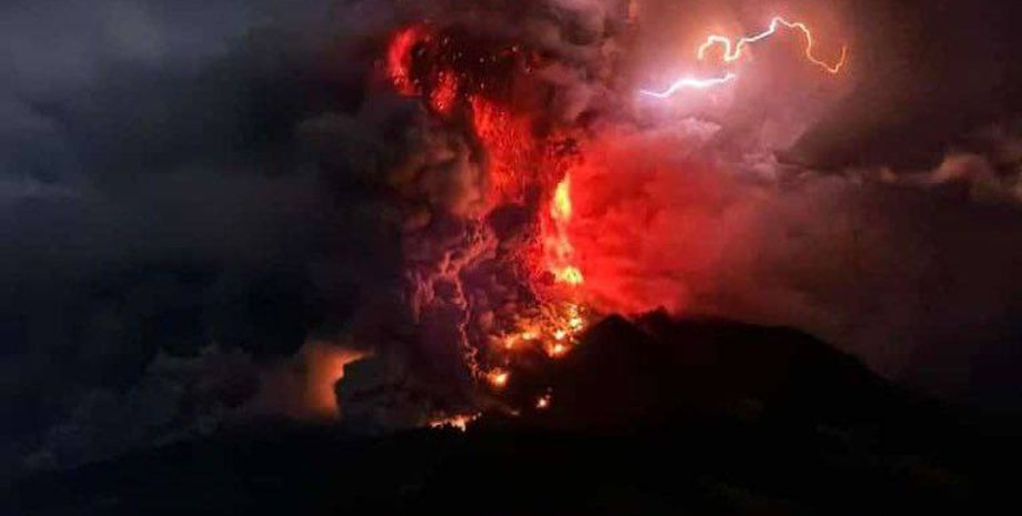 вулкан Руанг в Індонезії, початок виверження, стовпи диму і попелу, лава, цунамі