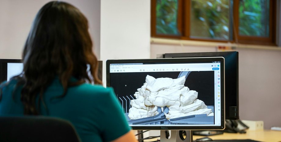 Компьютерная графика Дизайнер создает компьютерную графику