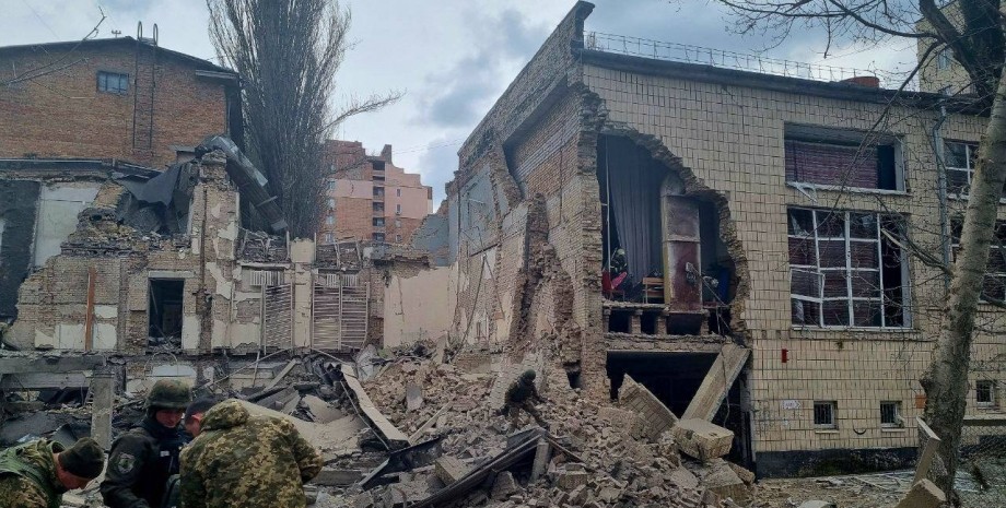 зрйнована будівля, Київ
