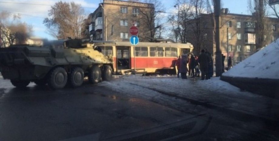 В Днепропетровске БТР протаранил трамвай / Фото: / 056.ua
