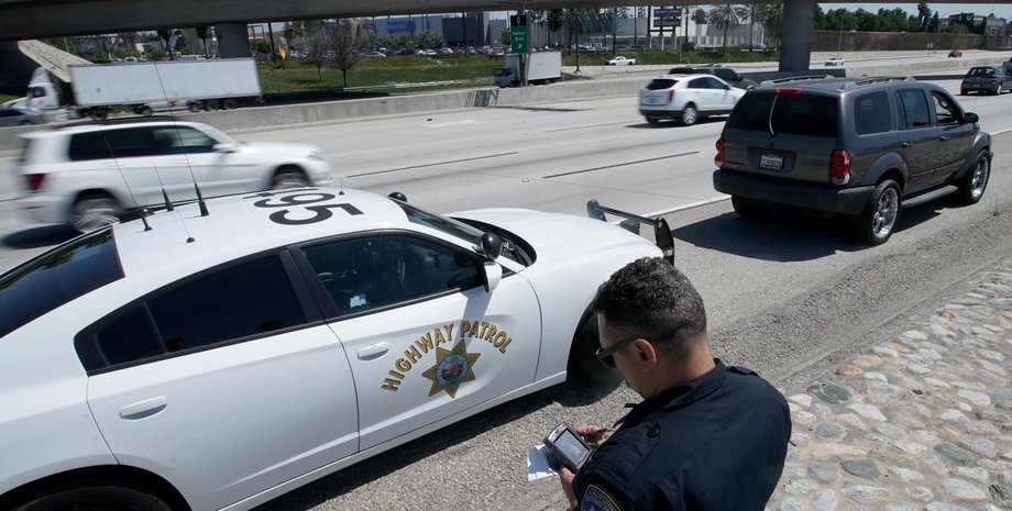 Штраф за превышение скорости, огромный штраф, курьезная ошибка, превышение скорости, рекордный штраф, суд, полиция,