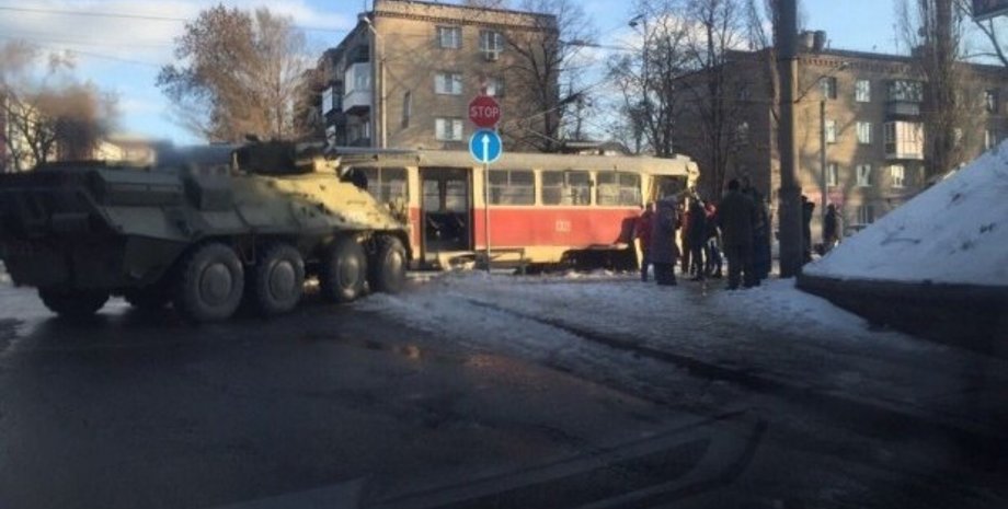 В Днепропетровске БТР протаранил трамвай / Фото: / 056.ua