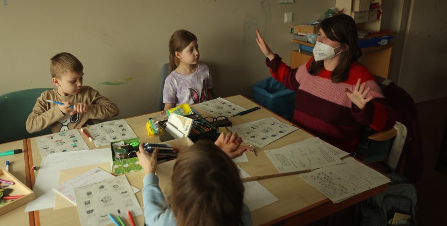 біженці з україни, діти біженці, шкільні заняття для дітей біженців, діти біженці школа, діти біженці атестат