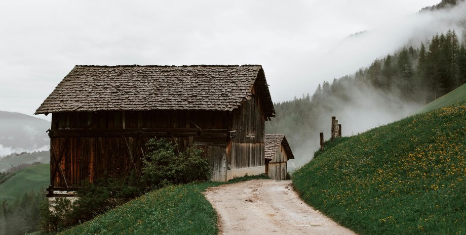 Женщина купила новый дом в лесу, но за ним кто-то следил