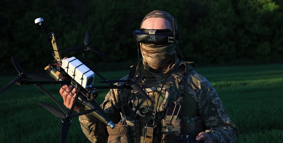 Военный из 22 бригады ВСУ с FPV-дроном