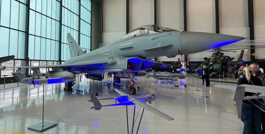 Истребитель Eurofighter Tranche 4 фото истребителя Eurofighter Tranche 4 на выставке