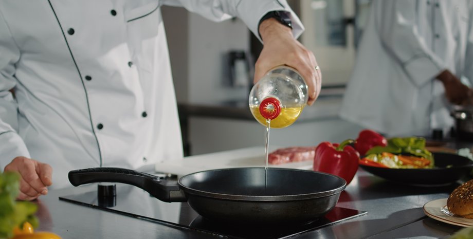 Шев наливает масло в сковороду