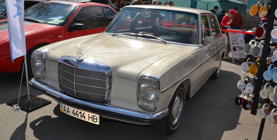 Mercedes 220D W115