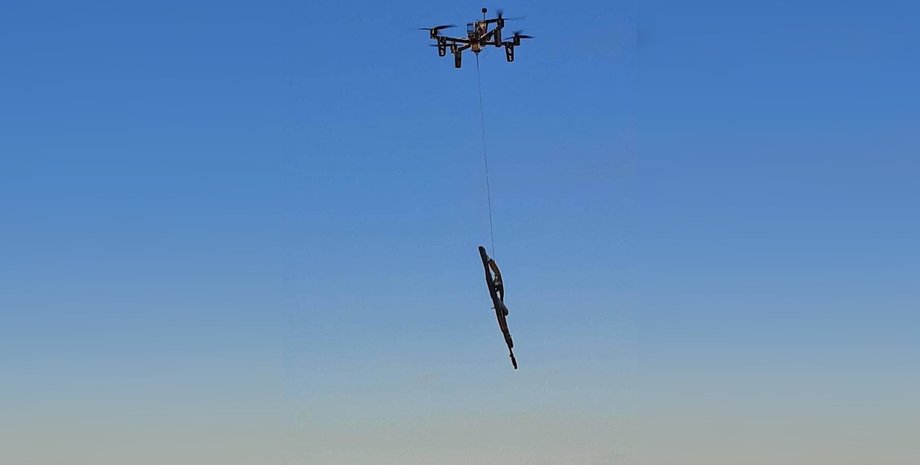 Дрон захопив автомат