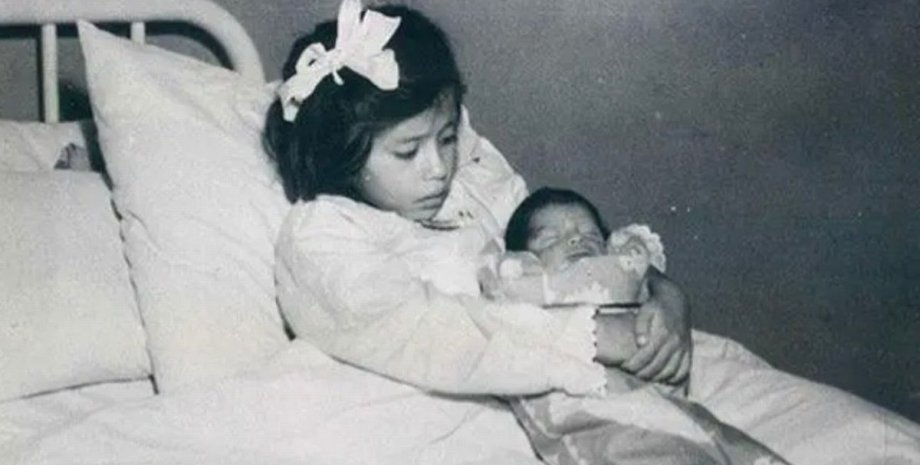 Лина Медина со своим ребенком