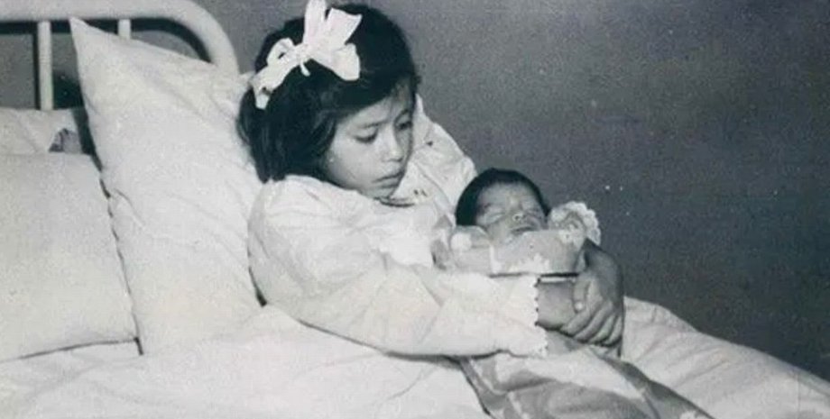 Лина Медина со своим ребенком