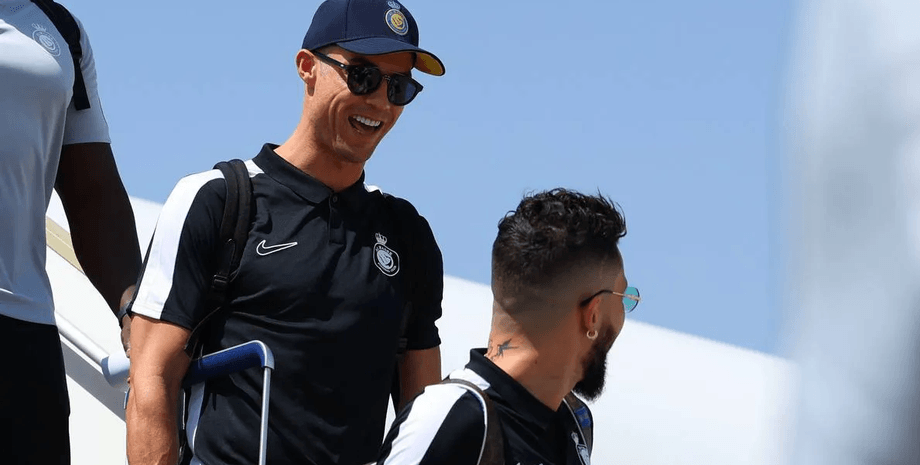 Криштиану Роналду, суперзвезда, футболист, кумир, фанаты Криштиану Роналду, бежали за автобусом, прилетел в Иран, болельщики