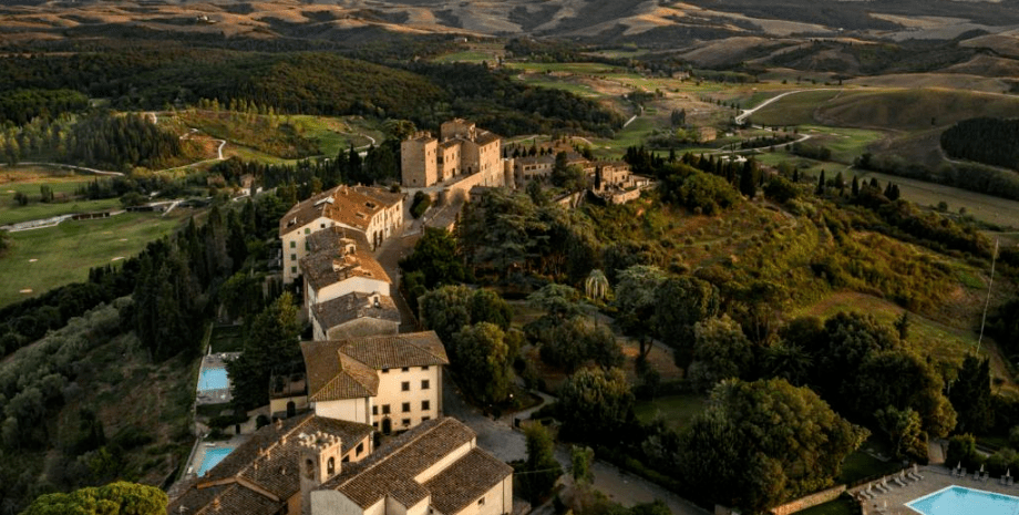 Заброшенную деревню превратили в курорт Заброшенную деревню превратили в курорт, курорт, место отдыха, миллиардер, семья миллиардера, вилла, продажа дома, недвижимость