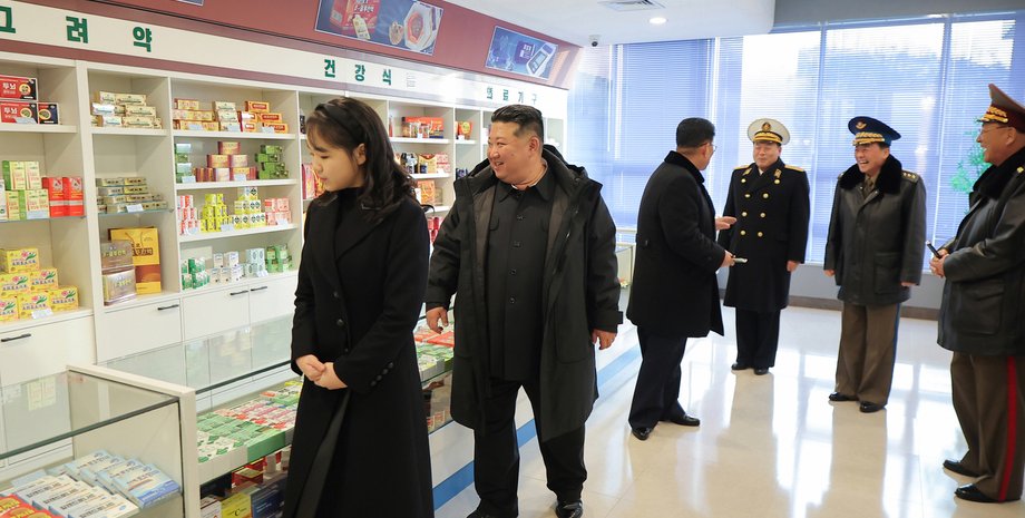 ЗМІ поширили пропагандистські світлини Кім Чен Ина з дочкою