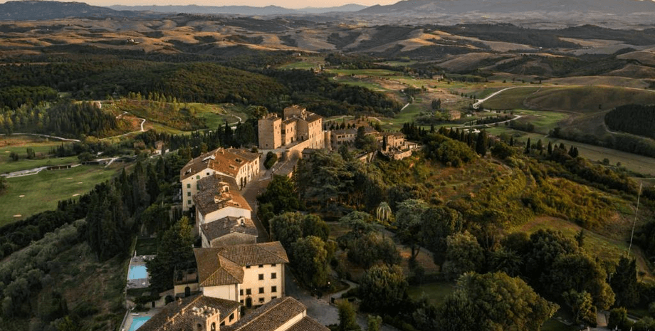 Заброшенную деревню превратили в курорт, курорт, место отдыха, миллиардер, семья миллиардера, вилла, продажа дома, недвижимость