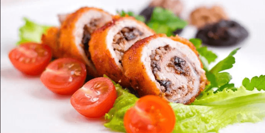 рулетики из свинины, помидоры, листья салата