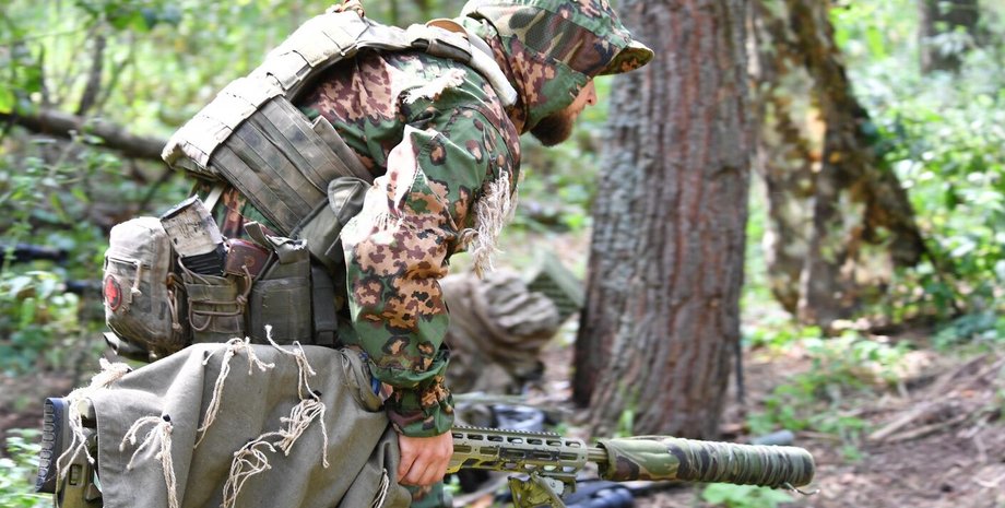 Российский оккупант с автоматом готовится вести огонь на войне в Украине