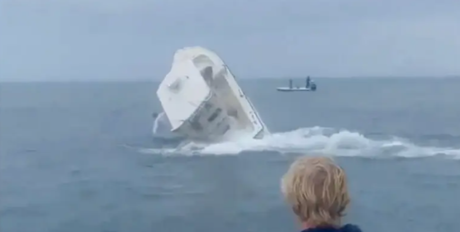 Кит напал на рыбаков, млекопитающее перевернуло судно рыбаков, курьез, атака, интересные истории, море, США, видео