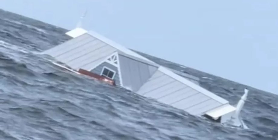 Дом посреди моря, чердак, крыша дома, ураган унес дом в море, дом смыло в море, дрейфующий дом, дом на воде,