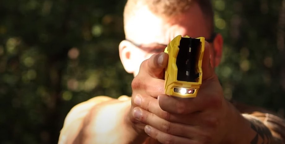 электрошокер, нацполиция