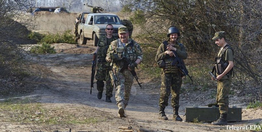 Украинские воины в Донбассе / Фото EPA