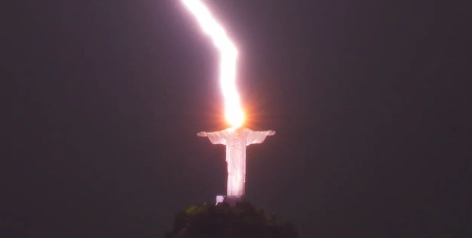 Статуя Христа-Спасителя в Рио-де-Жанейро, в статую Христа попала молния, статуя Христа в Бразилии