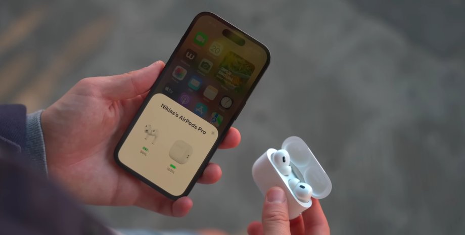 Наушники AirPods и iPhone в руках