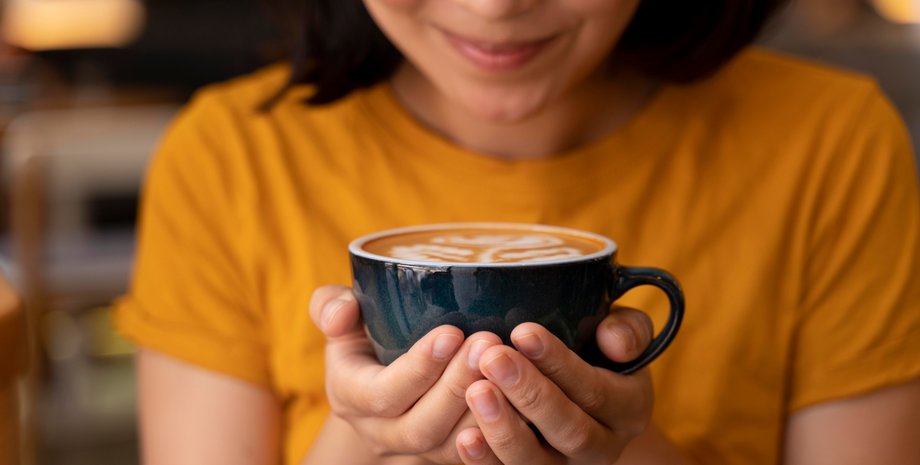 Девушка пьет кофе