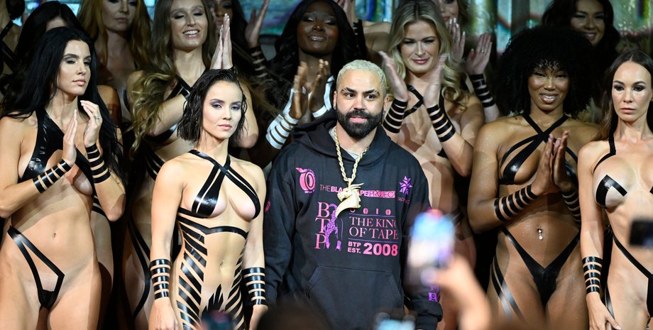 Джоель Альварес, Black Tape Project, показ